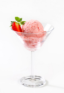 高足杯草莓冰激淋图片