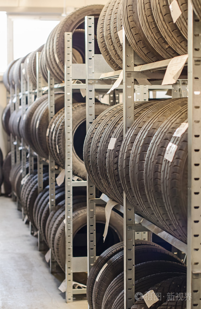 在仓库中使用旧汽车轮胎