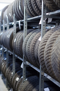 在仓库中使用旧汽车轮胎
