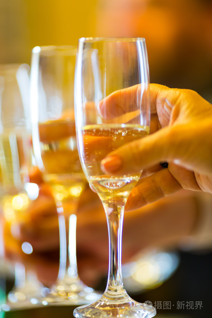 香槟举杯照片-正版商用图片1fjmes-摄图新视界