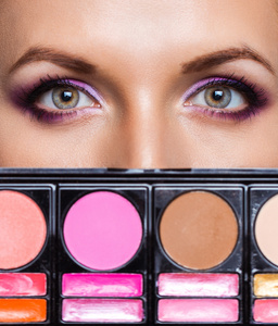 化妆盒与魅力四射的化妆双美丽的眼睛的特写
