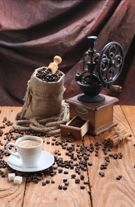 杯咖啡，咖啡研磨机，一袋咖啡豆