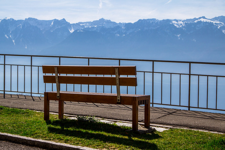 Banco en el paseo martimo y Alpes