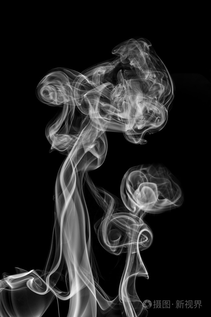 孤立在黑色背景上的白烟