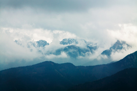 山景观与云