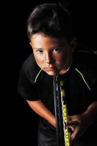 英俊的男孩，与网球设备的肖像
