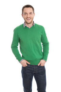 孤立的男人微笑着与白色衬底上的绿色毛衣