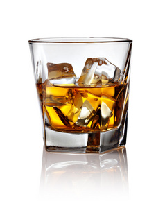 苏格兰威士忌和冰玻璃