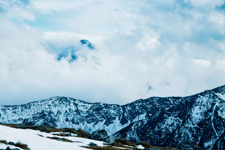 山多雪的冬季风景