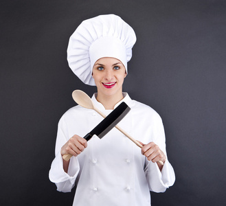 厨师制服拿着菜刀.上孤立的黑暗高建群照片