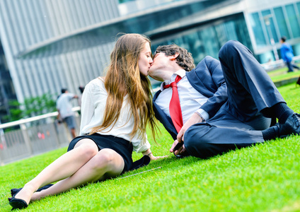 成功的恋人在绿色草地上放下图片