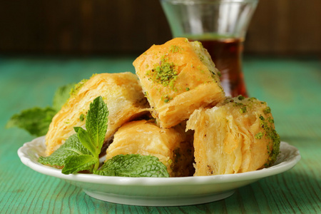 传统土耳其阿拉伯甜点蜂蜜与开心果的果仁蜜饼