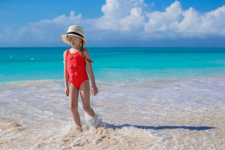 可爱的小女孩，戴着帽子在加勒比地区度假海滩