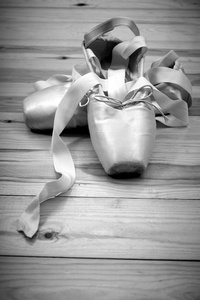芭蕾舞鞋，指出在木地板上