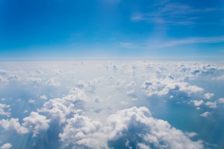 云彩 天空蓝，从飞机窗口