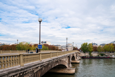 围网河和桥在巴黎，法国