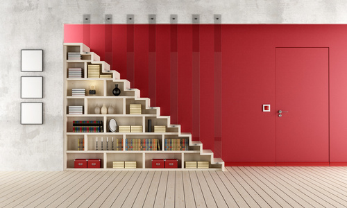 木制楼梯和书架的红色客厅里。