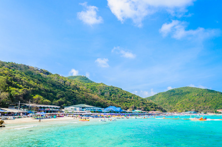 在芭堤雅市地处热带的海滩