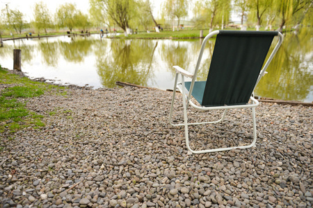 椅子在岸边的一个湖，放松和 meditat 的绝佳去处