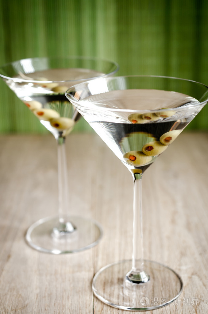 两个橄榄马提尼鸡尾酒