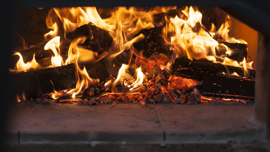 在一个木材燃烧炉中火