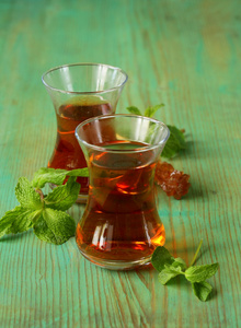 传统阿拉伯语土耳其茶和新鲜的薄荷