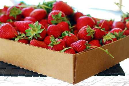 红草莓成熟在纸箱