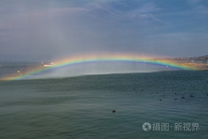 令人惊异的彩虹在水面上
