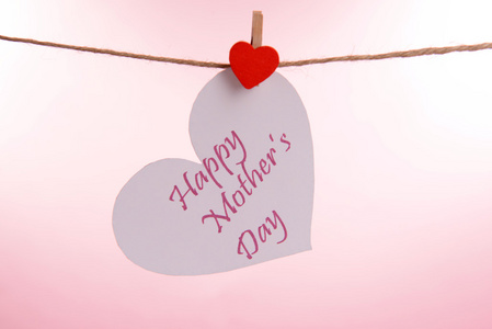 上纸心在粉红色的背景上写的幸福的母亲的一天留言