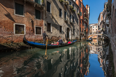 传统的威尼斯宾士域乘坐游船沿狭窄的运河 威尼斯 医院