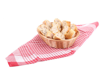 柳条编织的篮子面包切片在桌布上