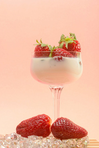 新鲜草莓奶油在玻璃上