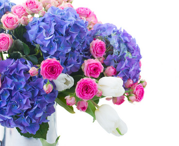 白色的郁金香 粉红玫瑰和蓝色霍滕西亚鲜花