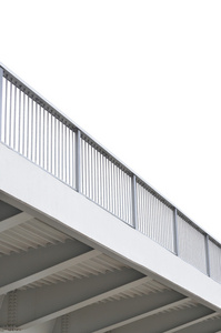 钢桥主梁跨度 蓝灰色金属支柱 rails，现代 c