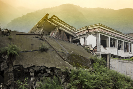 四川汶川大地震的损坏建筑物图片