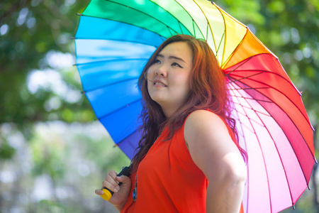 幸福的脂肪女人用的伞