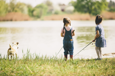 两个钓鱼的小女孩照片
