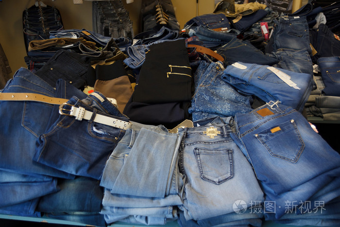 堆的牛仔裤