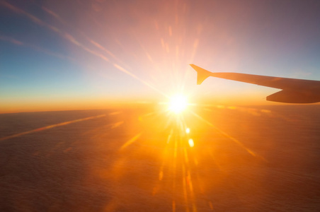 从飞机上看着美丽的橙色日落