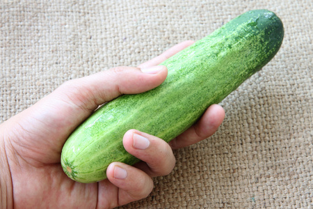 黄瓜上麻布手中的蔬菜