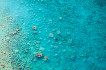 干净清澈的海水土耳其，水和海底的顶视图