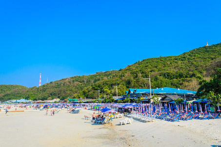 在帕塔亚海滩日光浴浴床