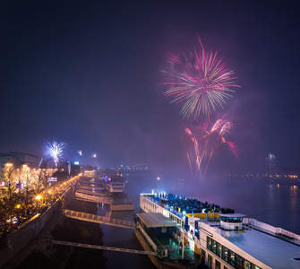 客船与烟花爆竹在背景图片