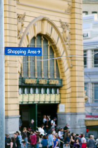 购物区街道标志墨尔本