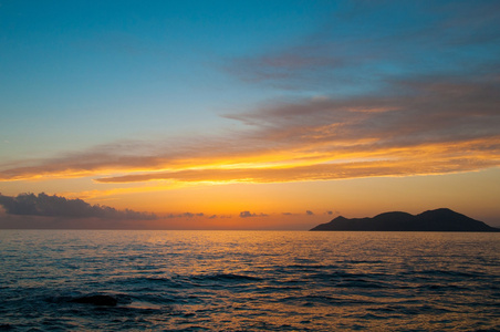 橘黄色的夕阳，在海的地平线上，天际线