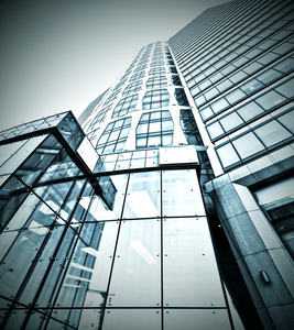 要钢浅蓝色背景的玻璃高高层建筑未来的摩天大楼商业现代城市的全景和前瞻性的广角视图。成功的工业建筑的业务概念