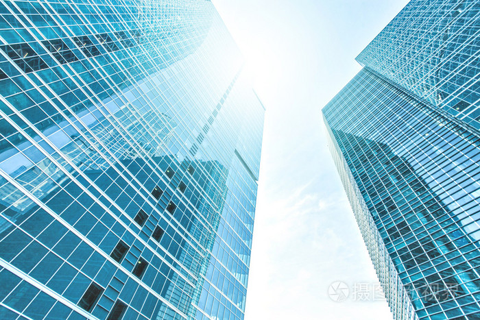 要钢浅蓝色背景的玻璃高高层建筑未来的摩天大楼商业现代城市的全景和