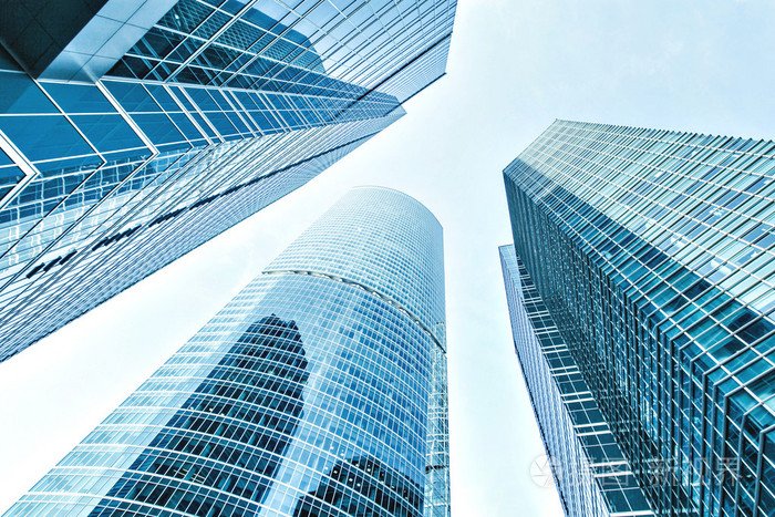 要钢浅蓝色背景的玻璃高高层建筑未来的摩天大楼商业现代城市的全景和