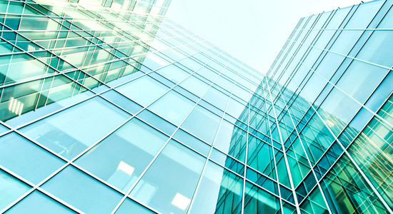 要钢浅蓝色背景的玻璃高高层建筑未来的摩天大楼商业现代城市的全景和前瞻性的广角视图。成功的工业建筑的业务概念