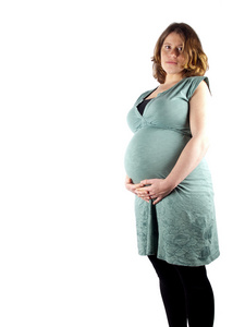 36 周怀孕的年轻女子捧着她的肚子